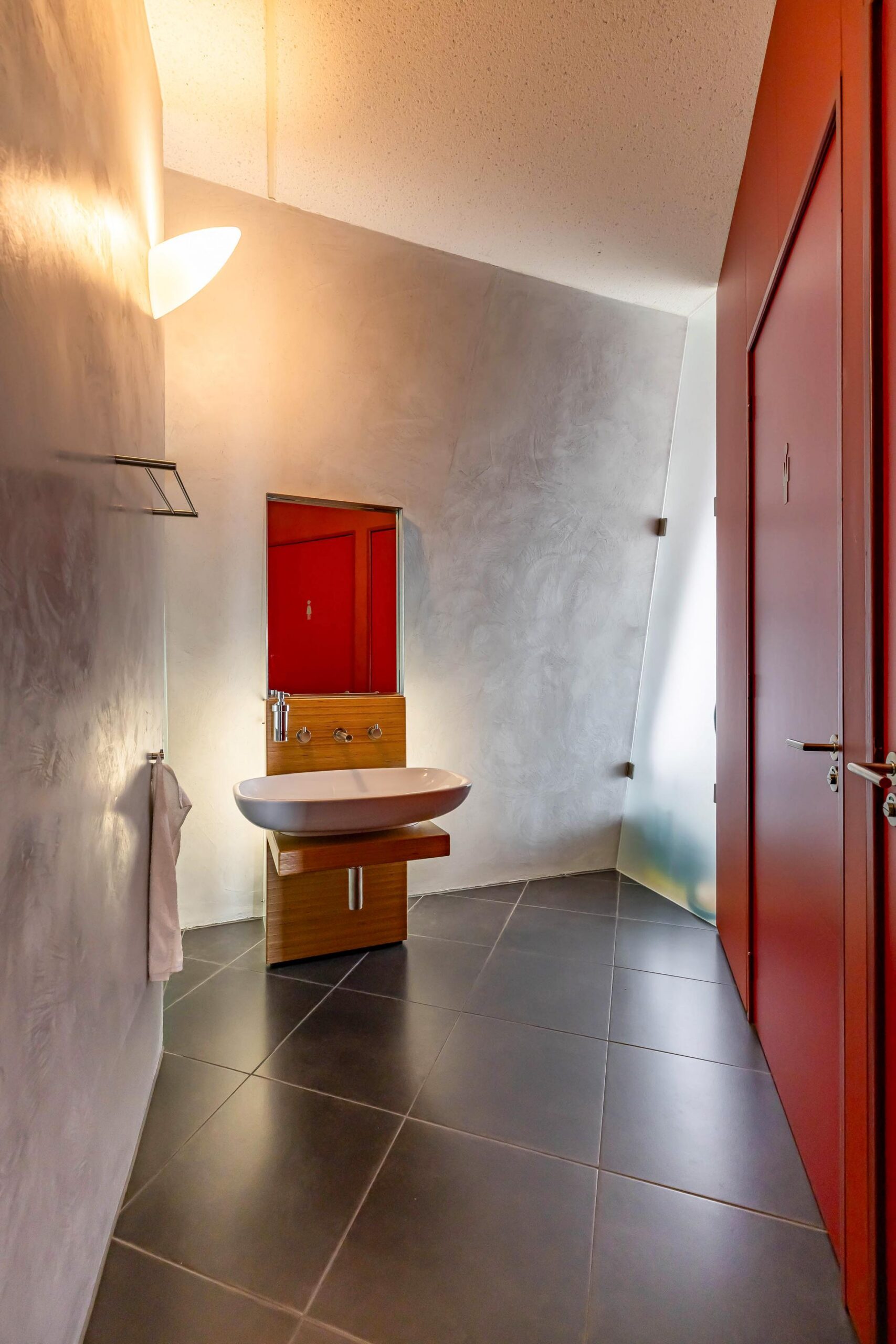 284354761